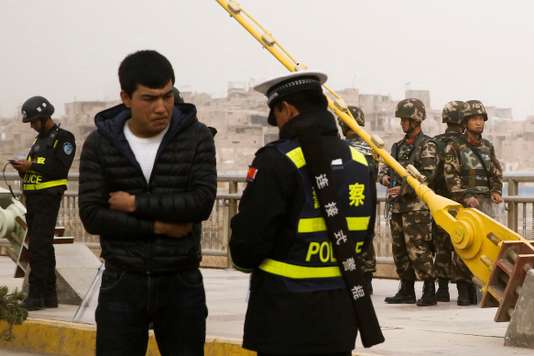 Entre Pékin et Islamabad, les Ouïgours sous surveillance